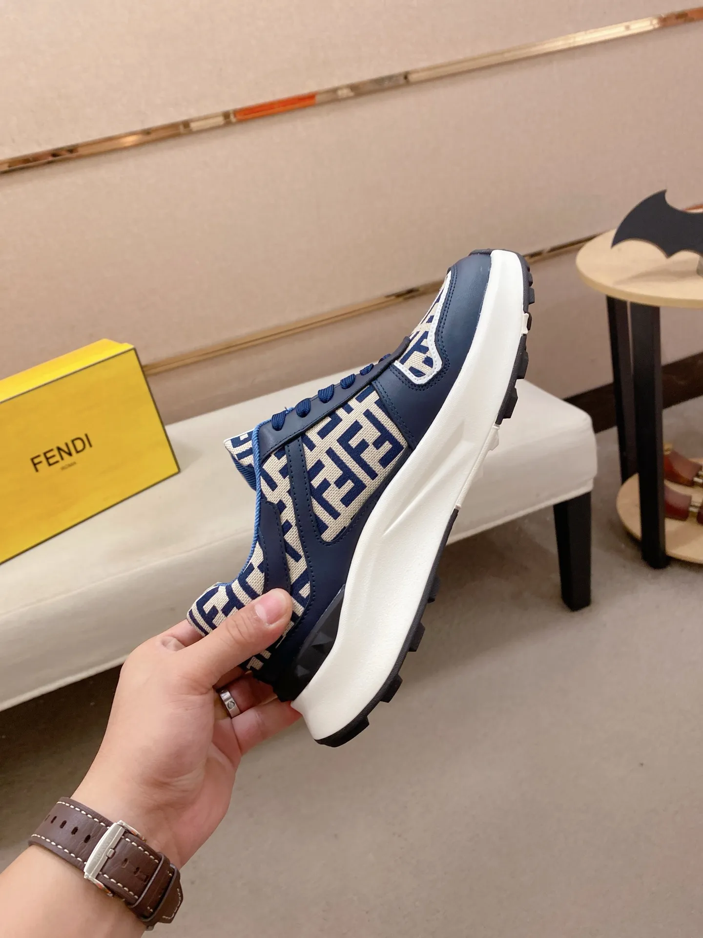 Men's shoes 💰 462💰 (fendi) New style 👊🏻 upper 🇮🇹 imported cowhide fabric 🇩🇪 lining imported sheepskin lining. The original outsole is molded to highlight the identity of every man, and the upper foot is elegant and stable🚶🏻🚶🏻The high-end custom counters reproduce the original version📯No matter the wind or rain, the shoe last remains unchanged and can withstand the verification of time🔍️,🔵 Size: 38-44